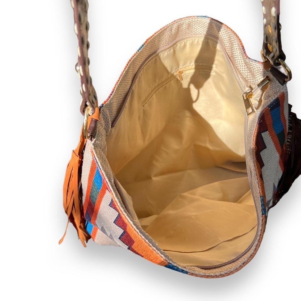 ✅Riley Ridge TASSEL SHOULDER TOTE - Picture 2 of 6